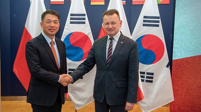 국방부는 3일 성일(예비역 육군 소장·왼쪽) 전 방사청 기반전력사업본부장을 국방전력자원관리실장으로 신규 임용하고 임명장을 수여했다고 밝혔다. 성 실장이 지난해 11월 마리우시 브와슈차크 폴란드 부총리 겸 국방부 장관과 폴란드군 현대화를 위한 협력을 논의한 뒤 기념사진을 촬영하고 있다. [헤럴드DB]