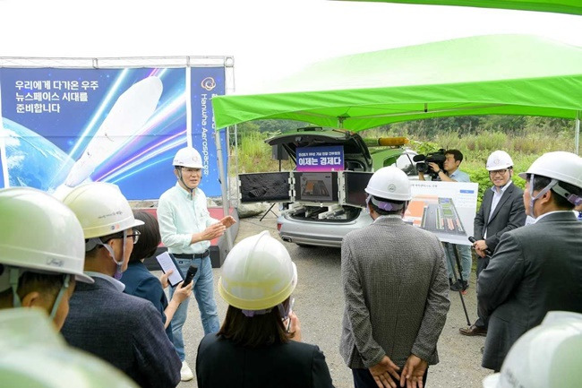 노관규 순천시장이 3일 율촌산단 한화에어로스페이스 공장 신축부지에서 간부회의를 열고 있다.