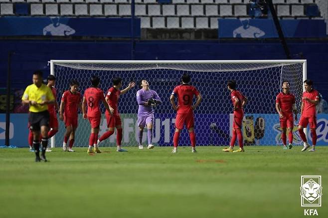 [서울=뉴시스] 고승민 기자 = 2일(현지시간) 태국 빠툼타니스타디움에서 열린 2023 AFC U-17 아시안컵 결승전 대한민국 대 일본 경기, 실점한 한국 선수들이 아쉬워하고 있다. (사진=KFA 제공) 2023.07.02. photo@newsis.com *재판매 및 DB 금지