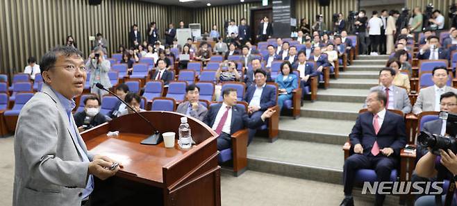 [서울=뉴시스] 전진환 기자 = 민경우 대안연대 대표가 3일 오후 서울 여의도 국회에서 열린 국민의힘 의원총회에 참석해 '괴담과 선동의 실체'를 주제로 강연을 하고 있다. 2023.07.03. amin2@newsis.com