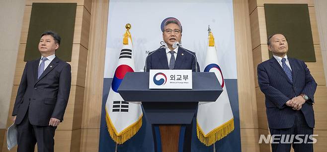 [서울=뉴시스] 배훈식 기자 = 박진 외교부 장관이 6일 오전 서울 종로구 외교부 청사에서 일제 강제동원 피해배상 해법 발표를 하고 있다.(공동취재사진) 2023.03.06. photo@newsis.com