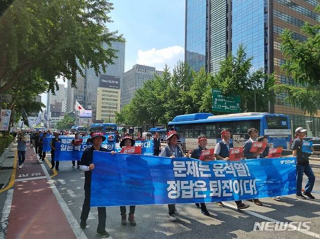 [서울=뉴시스] 김진엽 기자 = 민주노총이 3일 오후 서울 종로 일대에서 '7월 총파업 대행진'을 진행하고 있다. 2023.07.03. wlsduq123@newsis.com