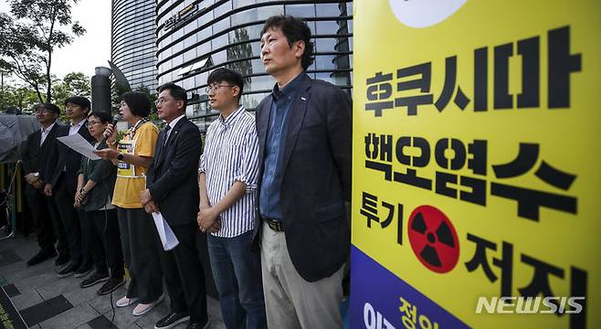 [서울=뉴시스] 정병혁 기자 = 이정미 정의당 대표가 3일 오전 서울 종로구 주한일본대사관 앞에서 열린 제66차 상무집행위원회 회의 및 후쿠시마 핵오염수 투기 저지 기자회견에서 발언하고 있다. 2023.07.03. jhope@newsis.com