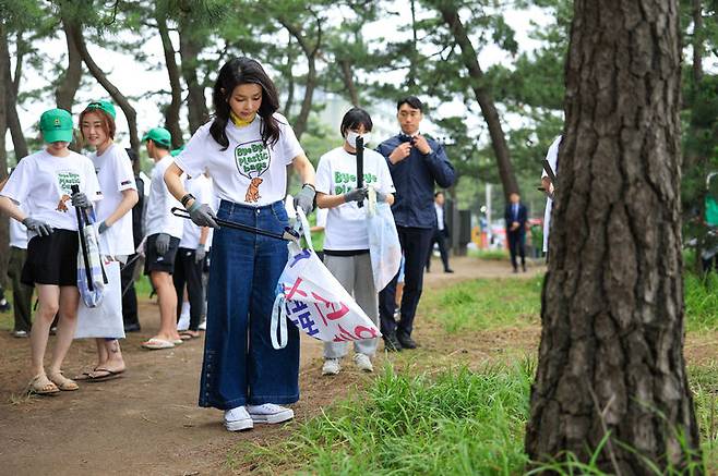 [서울=뉴시스] 윤석열 대통령 부인 김건희 여사가 3일 강원도 강릉 경포해수욕장을 찾아 새마을회 관계자 및 대학생 자원봉사자들과 함께 쓰레기와 폐플라스틱을 줍는 등 환경 정화 활동을 하고 있다. (사진=대통령실 제공) 2023.07.03. photo@newsis.com *재판매 및 DB 금지