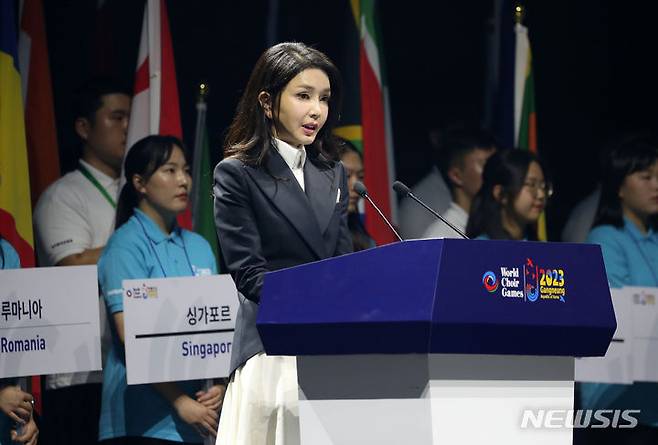 [강릉=뉴시스] 홍효식 기자 = 윤석열 대통령 부인 김건희 여사가 3일 오후 강원도 강릉아레나에서 열린 2023 강릉 세계합창대회 개막식에서 축사하고 있다. 2023.07.03. yesphoto@newsis.com