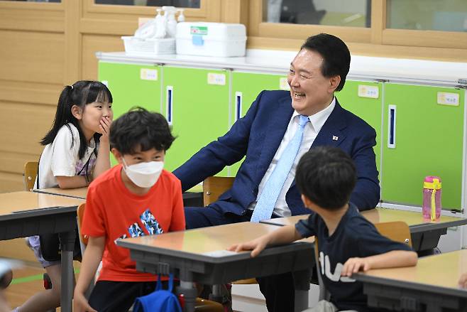 윤석열 대통령이 방과후 돌봄·교육 프로그램인 '늘봄학교' 참관을 위해 3일 경기도 수원초등학교를 방문, 돌봄교실에서 학생들과 대화하고 있다. 대통령실 제공