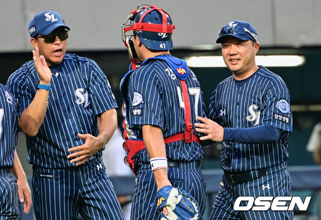 [OSEN=대구, 이석우 기자]삼성 라이온즈 박진만 감독이 한화 이글스를 2-1로 이기고 강민호와 하이파이브를 하며 활짝 웃고 있다. 2023.07.02 / foto0307@osen.co.kr