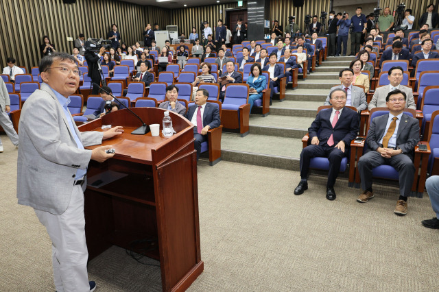 ▲민경우 대안연대 공동대표가 3일 오후 국회에서 열린 국민의힘 의원총회에서 괴담·선동의 유포 경로와 이에 대한 대응 전략에 대해 강연하고 있다. 민 공동대표는 이적단체인 조국통일범민족연합 사무처장 출신으로, '광우병 사태' 이후 사상 전향을 선언하고 주사파와 운동권을 비판하는 시민사회 활동을 해왔다. ⓒ연합뉴스