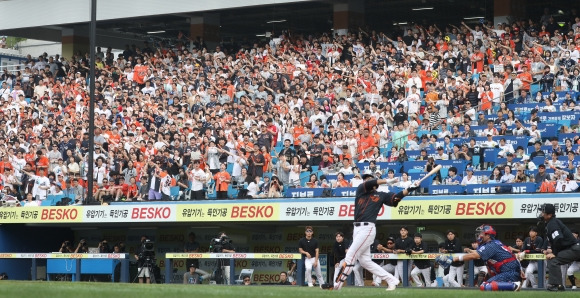 폭염 날린 응원 열정… KBO 관중 400만 돌파 - 2일 대구에서 열린 프로야구 한화 이글스와 삼성 라이온즈의 경기에서 한화팬들이 9연승을 기원하며 응원전을 펼치고 있다. 이날 KBO리그는 400만 관중을 돌파했다. 대구 뉴스1