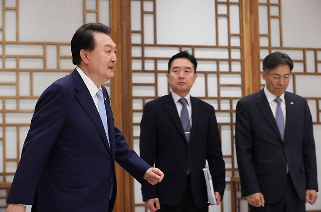 윤석열 대통령이 3일 서울 용산 대통령실 청사에서 열린 김홍일 국민권익위원장 임명장 수여식에 입장하고 있다. ⓒ연합뉴스
