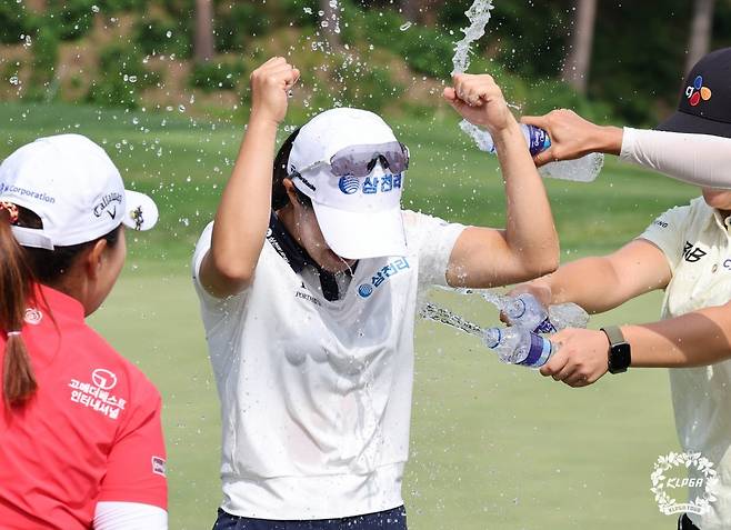 우승 확정 뒤 축하 물세례를 받고 있는 고지우. 사진제공 | KLPGA