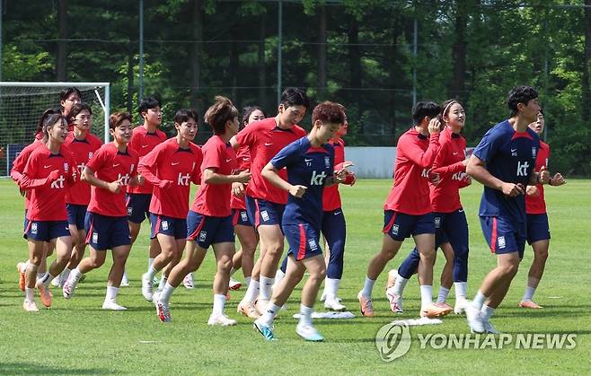 여자 축구 대표팀, 월드컵 앞두고 훈련 (파주=연합뉴스) 서대연 기자 = 2023 국제축구연맹(FIFA) 호주·뉴질랜드 여자 월드컵을 앞둔 한국 여자 축구 대표팀 선수들이 3일 오전 경기도 파주 축구대표팀 트레이닝센터(NFC)에서 몸을 풀고 있다. 2023.7.3 dwise@yna.co.kr