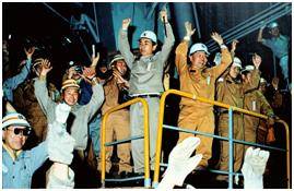 첫 출선의 순간 만세를 부르는 박태준 사장과 임직원(1973. 6. 9) [포스코 제공]