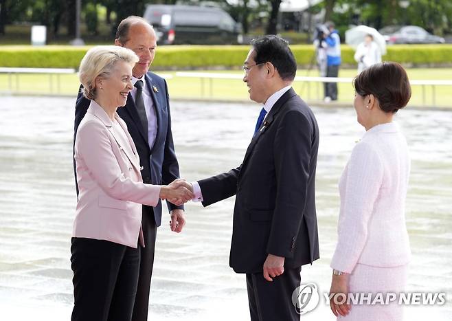 기시다 후미오 일본 총리와 우르줄라 폰데어라이엔 EU 집행위원장 [EPA 연합뉴스 자료사진. 재판매 및 DB 금지]