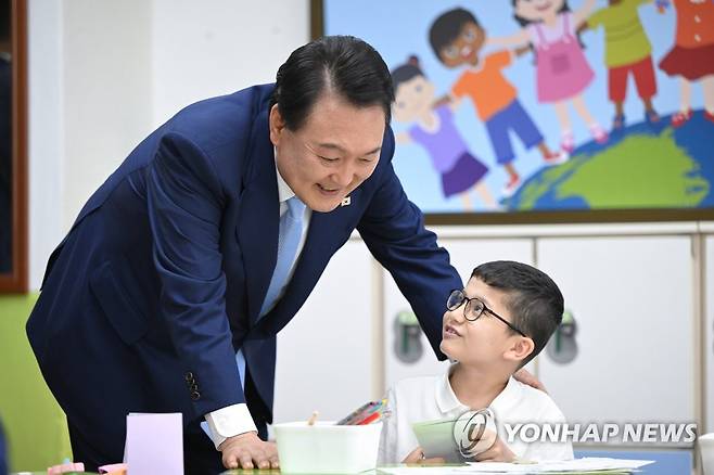 이주배경 학생들의 한국어 수업 참관하는 윤석열 대통령 (수원=연합뉴스) 임헌정 기자 = 윤석열 대통령이 방과후 돌봄·교육 프로그램인 '늘봄학교' 참관을 위해 3일 경기도 수원초등학교를 방문, 이주배경 학생들의 한국어 수업을 참관하고 있다. 2023.7.3 kane@yna.co.kr