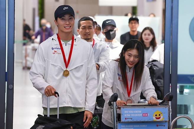 중국 항저우에서 열린 세계댄스스포츠연맹(WDSF) 아시아 브레이킹 선수권대회에서 메달을 획득한 브레이킹 국가대표 선수들이 3일 인천국제공항 제1여객터미널을 통해 귀국하며 밝은 표정을 짓고 있다. (영종도=연합뉴스)