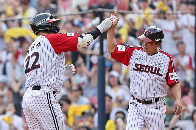 선두 LG는 베테랑 김현수 등의 활약으로 지난주 6연속 위닝 시리즈를 장식했다. 2일 KIA와의 경기에서 3회말 2사 2루 LG 김현수가 1타점 적시타를 쳐낸 뒤 이종범 코치와 기뻐하고 있다. (서울=연합뉴스)