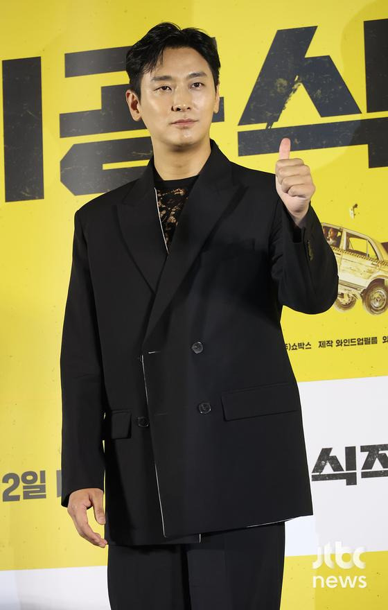 3일 오후 서울 용산구 CGV 용산아이파크몰에서 영화 '비공식작전' 제작보고회가 열렸다. 김성훈 감독과 배우 하정우, 주지훈이 참석했다. 박세완 엔터뉴스팀 기자 park.sewan@jtbc.co.kr (콘텐트비즈니스본부)