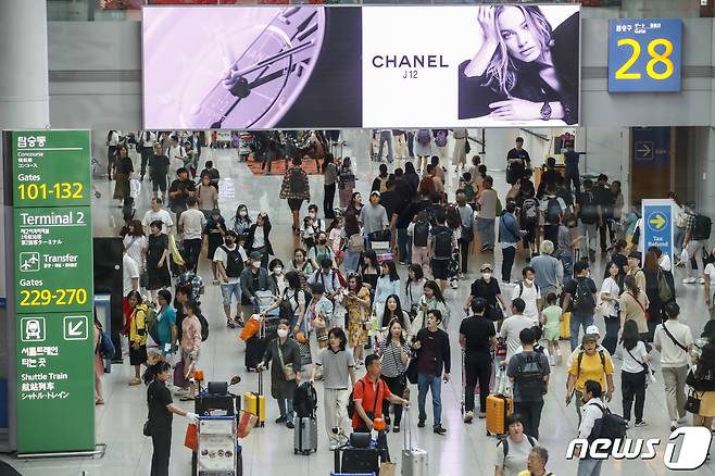 사진은 2일 인천국제공항 출국장 면세점의 모습. 2023.7.2/뉴스1 ⓒ News1 김도우 기자