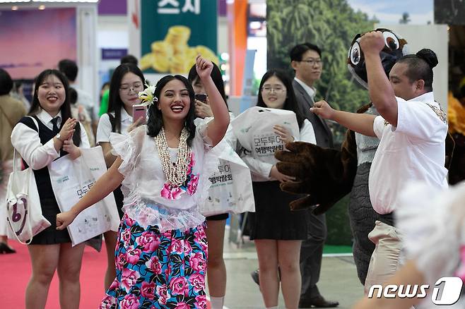 서울 강남구 코엑스에서 열린 '2019 모두투어 여행박람회'에서 괌 부스 공연자들이 춤을 추고 있다. 다양한 여행정보와 상품을 한자리에서 만나볼 수 있는 2019 모두투어 여행박람회는 57개국 420여 개 업체가 참가했다. /뉴스1 ⓒ News1 이승배 기자