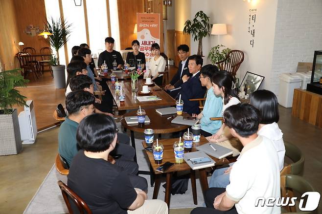 박범인 군수가 새내기 공무원과 대화를 나누며 소통의 시간을 갖고 있다.(금산군 제공) /뉴스1