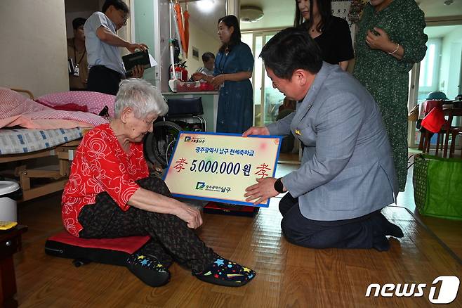 김병내 광주 남구청장이 3일 올해로 111세인 어르신 댁을 찾아 천세 축하금을 전달하고 있다.(광주 남구 제공) 2023.7.4