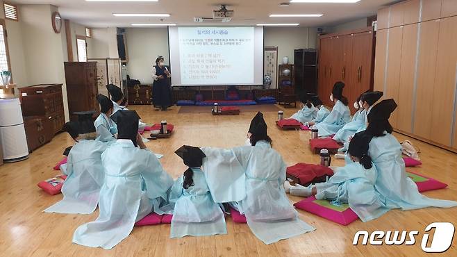 지난해 6월25일 예절교육지원센터에서 진행된 ‘아빠와 함께 신나는 찻상머리, 밥상머리 예절 체험’ 모습.(대전평생학습관 제공)/뉴스1