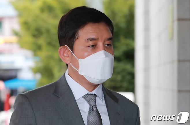 '라임자산운용 사태'의 핵심인물인 김봉현 전 스타모빌리티 회장이 15일 오전 서울 양천구 서울남부지방법원에서 열린 특정경제범죄 가중처벌법상 횡령 등 관련 공판에 출석하고 있다. 2021.10.15/뉴스1 ⓒ News1 구윤성 기자