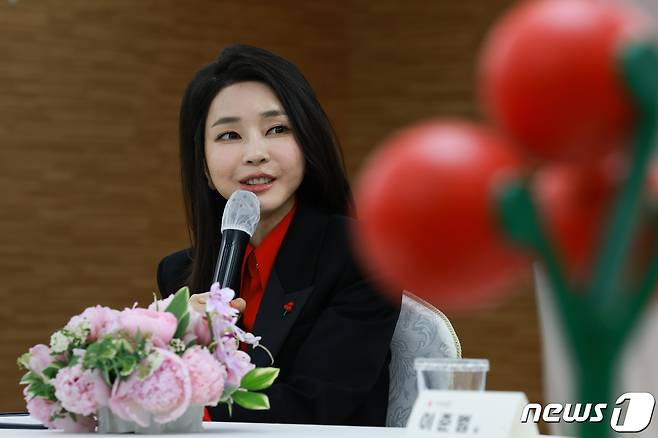 김건희 여사가 11일 서울 중구 사랑의 열매 회관에서 열린 사회복지공동모금회 명예회장 추대식 및 나눔실천 기부자 간담회에 참석해 김병준 회장으로부터 추대패를 전달받은 뒤 발언하고 있다. (대통령실 제공) 2023.4.11/뉴스1 ⓒ News1 안은나 기자