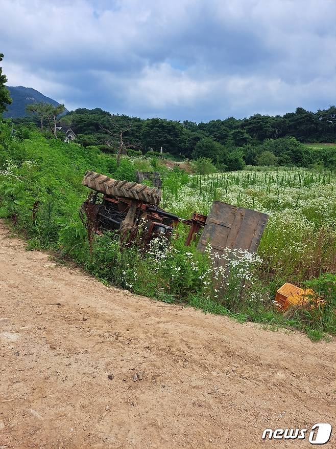 4일 낮 12시20분쯤 충북 제천시 수산면 한 농로 비탈면에서 트랙터가 옆으로 쓰러져 1명이 숨졌다.(제천소방서 제공).2023.07.04./뉴스1