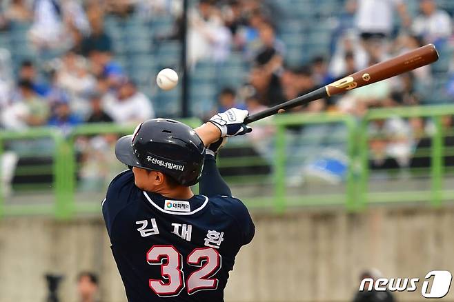 4일 오후 경북 포항야구장에서 열린 프로야구 '신한은행 SOL 2023 KBO리그' 삼성 라이온즈와 두산 베어즈의 경기, 1회초 두산 김재환이 파울 타구를 날리고 있다.2023.7.4/뉴스1 ⓒ News1 최창호 기자