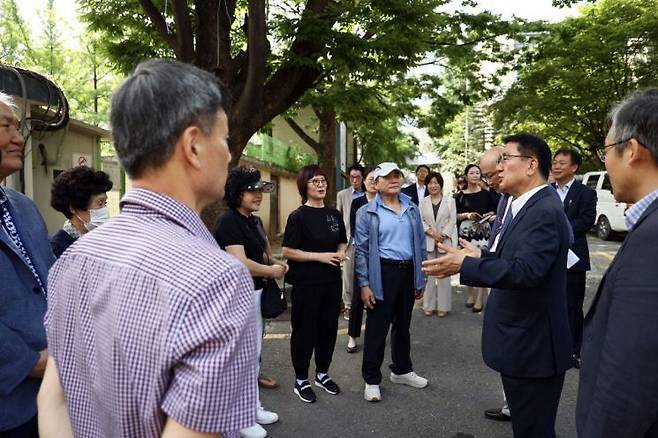 재개발 현장을 찾은 문헌일 구로구청장이 주민들과 대화를 나누고 있다.