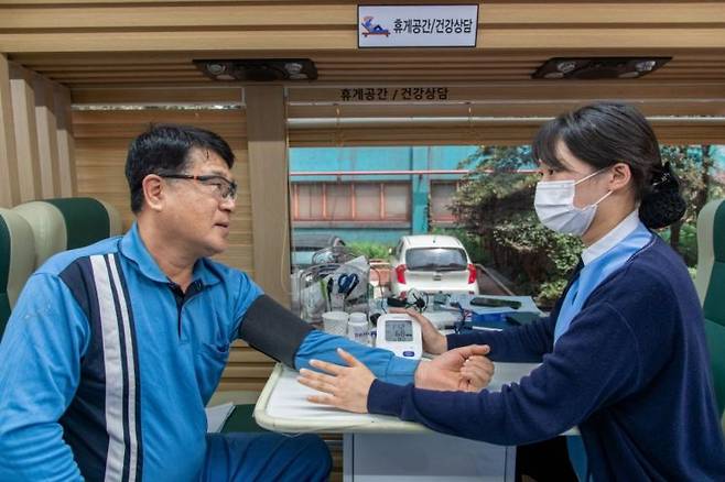 3일 '찾아가는 안전버스'를 찾은 광양제철소 직원이 건강상태를 확인하고 있다.［사진제공=광양제철소］