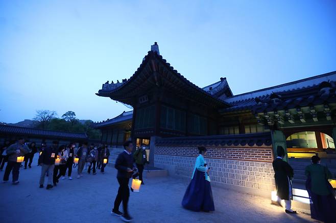 지난 4월 13일 오후 서울 경복궁에서 열린  경복궁 별빛야행 사전행사에서 참석자들이 경내를 둘러보고 있다. /연합뉴스