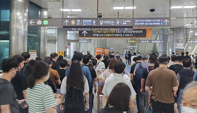 4일 오전 8시쯤 서울 강서구 김포공항역, 지하철 9호선으로 환승하기 위해 이동하는 승객들의 모습./김민소 기자