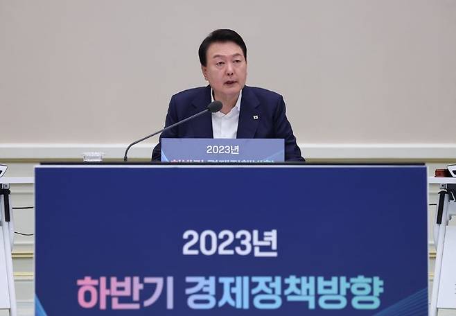 윤석열 대통령이 4일 청와대 영빈관에서 2023년 하반기 경제정책 방향에 관한 제18차 비상경제민생회의를 주재하고 있다. ⓒ대통령실