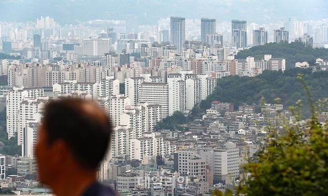 4일 정부는 ‘2023년 하반기 경제정책방향’ 발표를 통해 역전세 우려 등 임대차 시장을 중심으로 한 서민 주거안정 저해요인을 집중 관리하기로 했다. 서울 남산에서 바라본 도심 아파트의 모습. ⓒ뉴시스