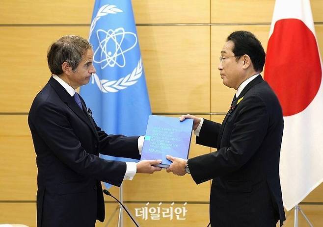 라파엘 그로시 국제원자력기구(IAEA) 사무총장(왼쪽)이 4일 일본 도쿄에서 기시다 후미오 총리를 만나 후쿠시마 제1원자력발전소 오염수의 해양 방류 계획에 관한 종합보고서를 전달하고 있다. ⓒ연합뉴스