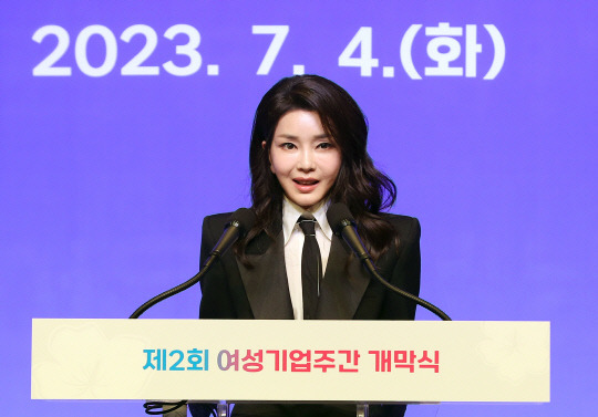 김건희 여사가 4일 서울 중구 신라호텔에서 열린 제2회 여성기업주간 개막식에서 축사하고 있다. 대통령실통신사진기자단=연합뉴스