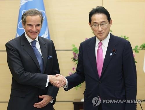 라파엘 그로시 IAEA 사무총장(왼쪽)과 기시다 후미오 일본 총리. 연합뉴스