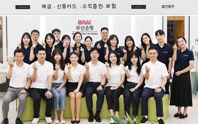 BNK 임직원들은 향후 각종 업무회의와 행사 등에 2030부산세계박람회 공식 로고가 그려진 응원 티셔츠를 착용하고 참석할 예정이다. BNK금융제공