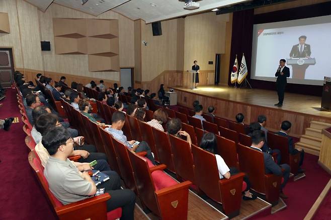 동해항 컨테이너 국제정기항로 개설 업무 협약식이 4일 강원특별자치도청 본관 소회의실에서 김진태 강원특별자치도지사, 심규언 동해시장, 백승교 동영해운 대표이사, 홍영우 용문글로벌포트 대표이사가 참석한 가운데 열렸다. 강원특별자치도 제공