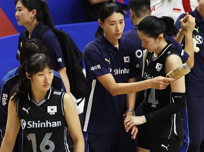 김연경 한국 여자배구 대표팀 어드바이저(가운데)가 2일 경기 수원 서수원칠보체육관에서 열린 2023 국제배구연맹(FIVB) 발리볼네이션스리그(VNL) 폴란드와 경기에서 패한 뒤 선수들을 위로하고 있다. 연합뉴스