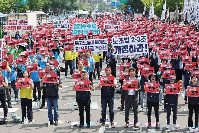 민주노총 전국서비스산업노동조합연맹 조합원들이 3일 오후 서울 종로구 동화면세점 인근 세종대로에서 열린 특수고용노동자 파업대회에서 구호를 외치고 있다. 연합뉴스