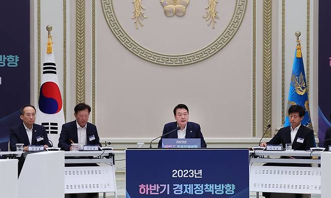 윤석열 대통령이 4일 청와대 영빈관에서 열린 2023년 하반기 경제정책 방향에 관한 제18차 비상경제민생회의에서 발언하고 있다. 연합뉴스