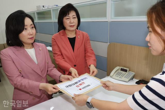 전주혜(왼쪽) 국민의힘 원내대변인과 정경희 원내부대표가 4일 오후 서울 여의도 국회 의안과에 윤영찬 더불어민주당 의원 징계안을 제출하고 있다. 고영권 기자