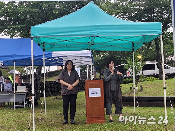 양복만 대한민국맨발학교 제주지회장(오른쪽)이 맨발걷기 강연을 하고 있다, [사진=박태진 기자]