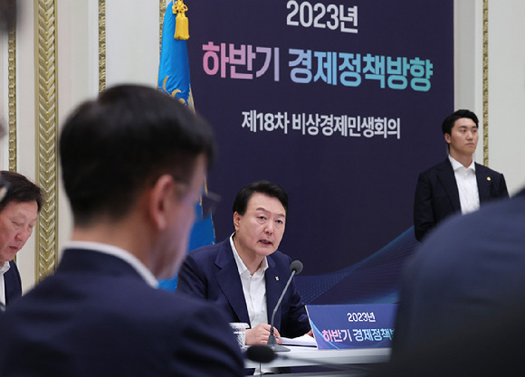 윤석열 대통령이 4일 청와대 영빈관에서 2023년 하반기 경제정책 방향에 관한 제18차 비상경제민생회의를 주재하고 있다. (대통령실통신사진기자단) 2023.07.04. [사진=뉴시스]