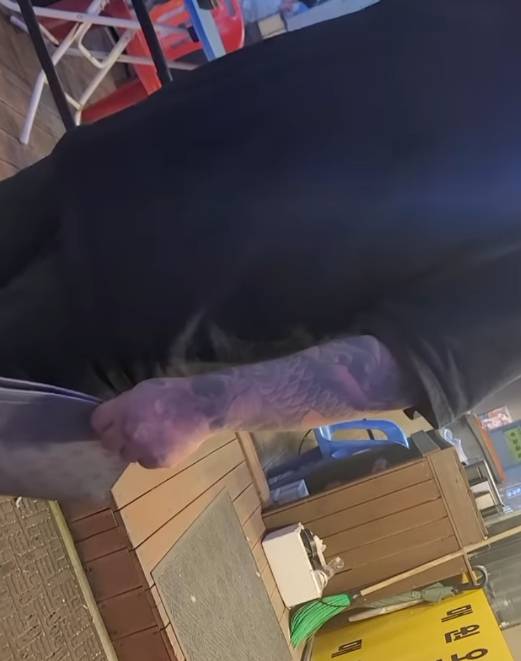 전 종합격투기 선수 출신 유튜버가 주차 문제로 시비가 붙은 수원 폭력 조직과의 결투를 예고한 후 실제로 충돌이 벌어져 화제가 됐다.  [사진=유튜브 '엄태웅TV' 캡처]