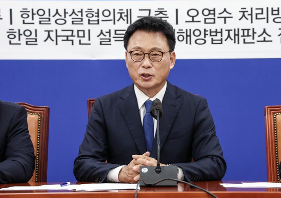 박광온 더불어민주당 원내대표가 4일 오전 국회에서 열린 원내대책회의에 참석해 발언하고 있다. 김성룡 기자